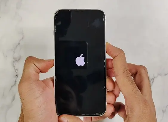 الشاشة سوداء في ايفون الشاشة سوداء في ايفون